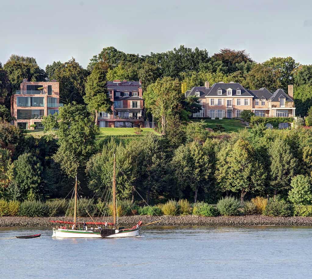 Elegant waterfront house in Hamburg with views of the Elbe River, luxury real estate, exclusive residential location.