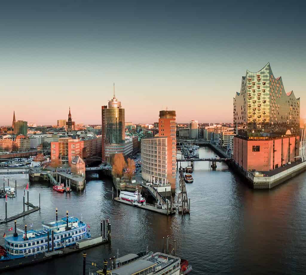 Hafen Hamburg mit modernen Gebäuden und Wasserblick bei Sonnenuntergang, Immobilien in Hamburg.
