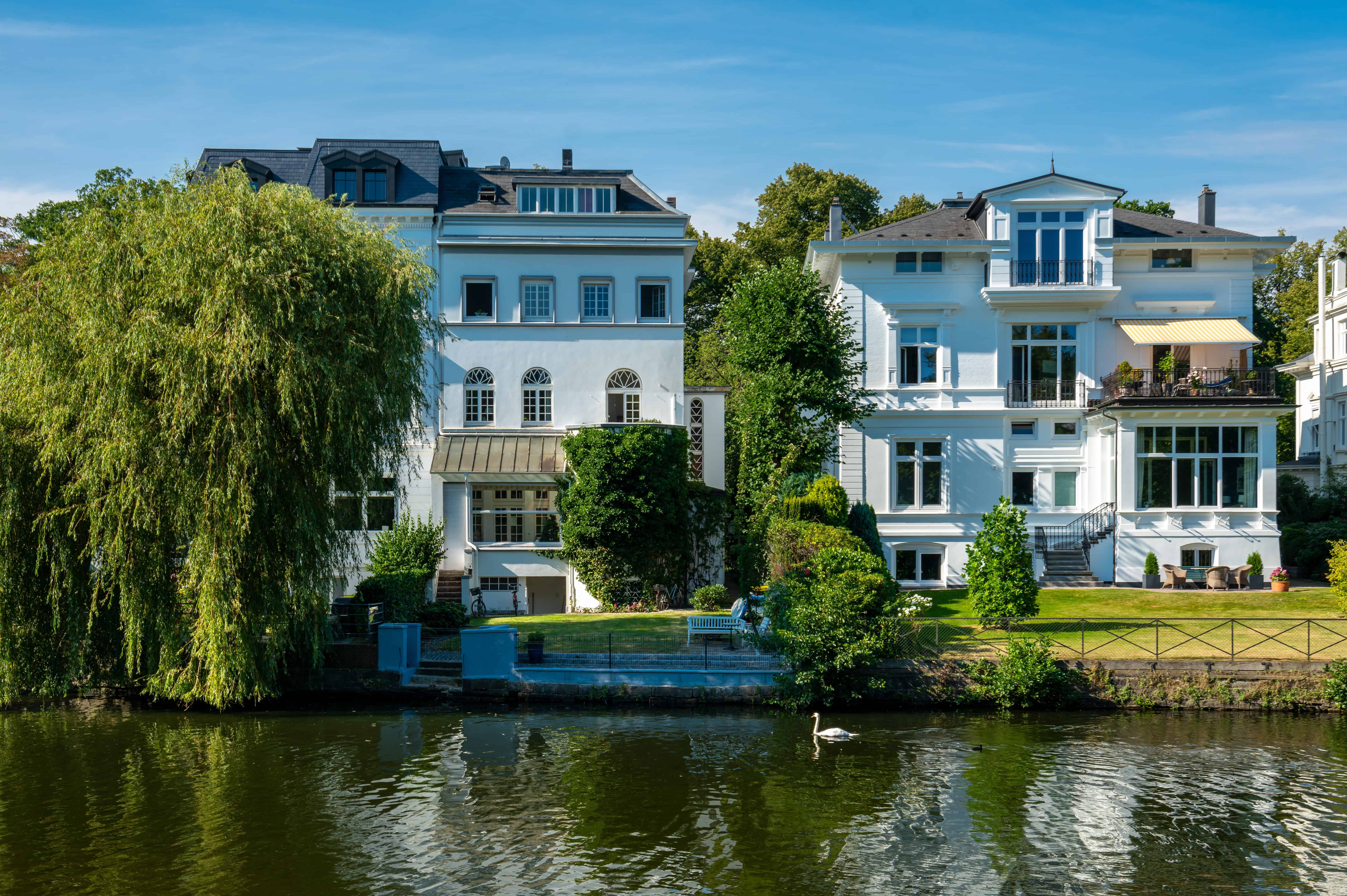 Elegantes Hamburger Wasserhaus mit Blick auf den Fluss, luxuriöses Wohnen am Wasser.