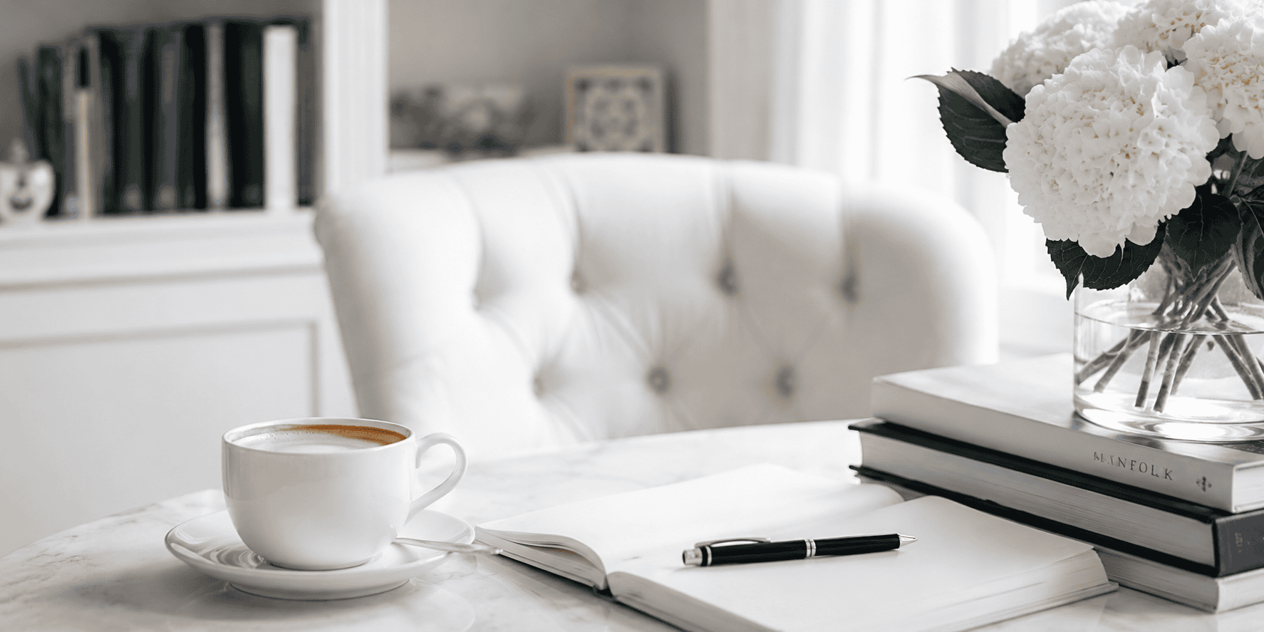 Elegantes Wohnzimmer mit weißen Möbeln, Blumen und Kaffee, ideal für luxuriöses Wohnen in Hambur.