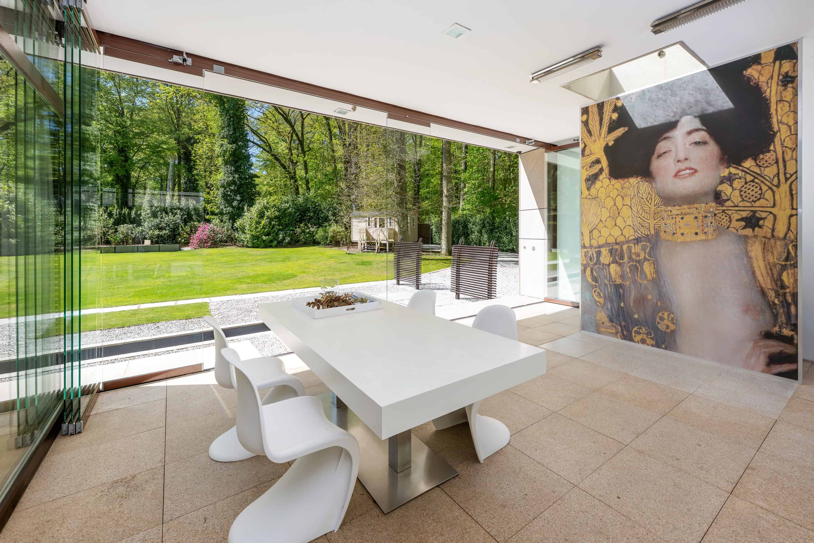 Offener Wintergarten mit Weitblick in den eigenen Park