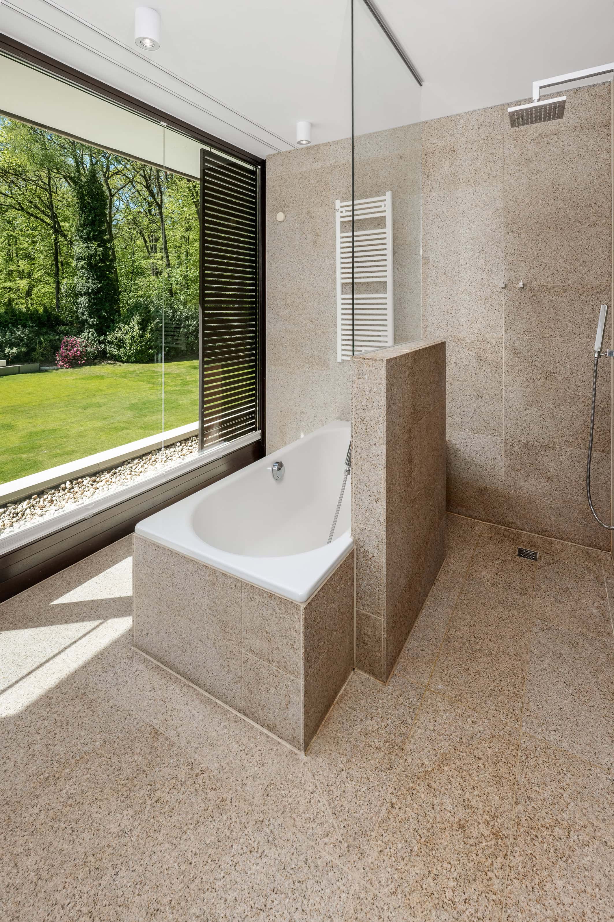 Badezimmer mit Blick in den Garten