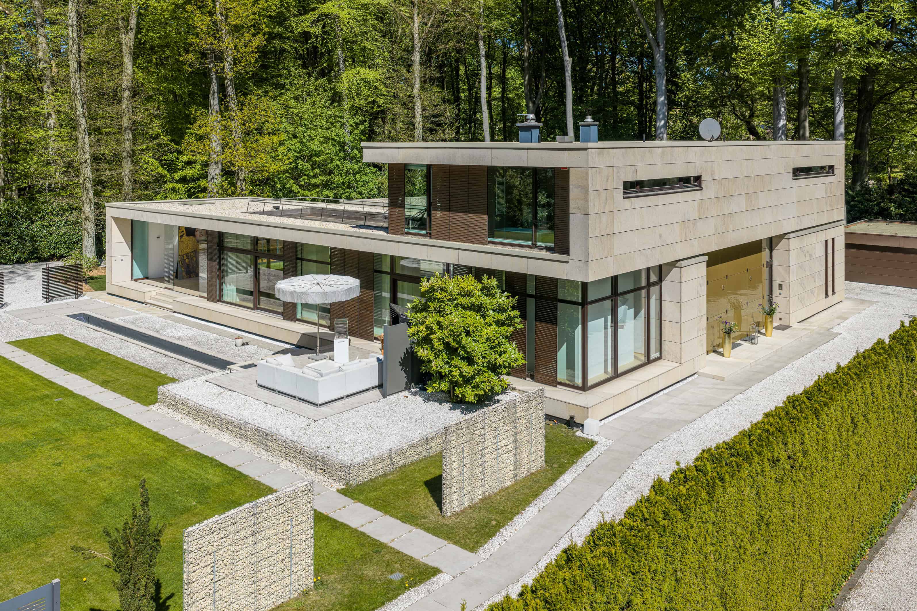 Gesamtansicht Haus mit Terrasse und Garten