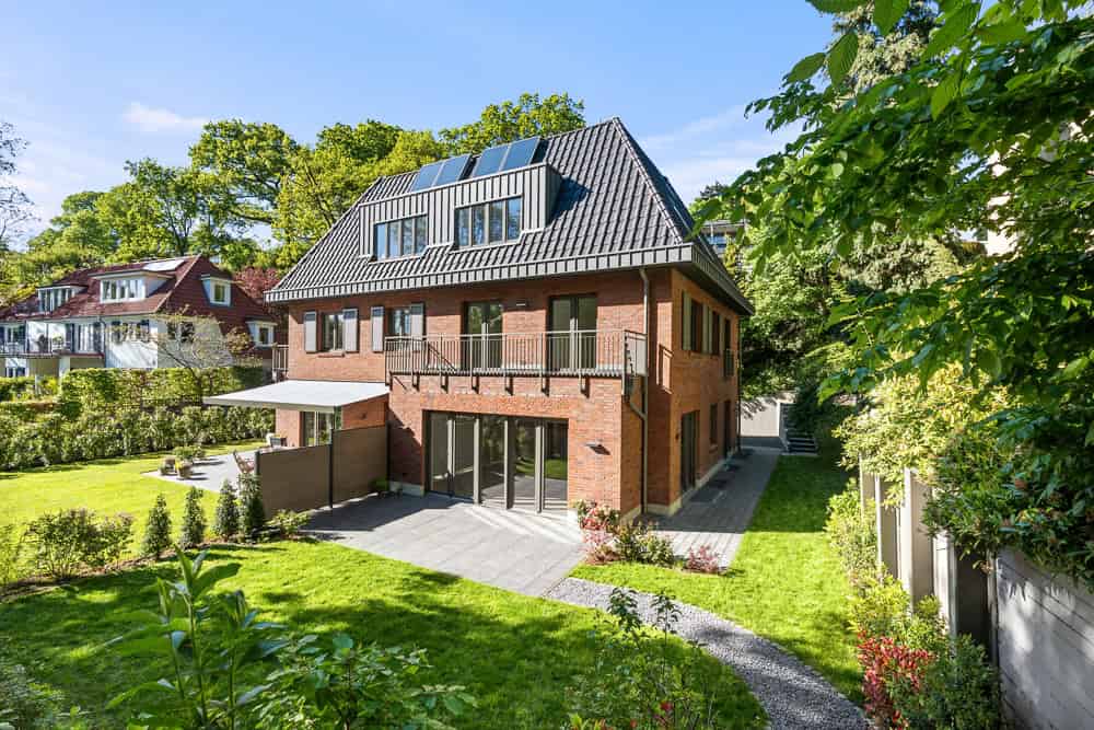 Die Südseite mit großzügigem Garten