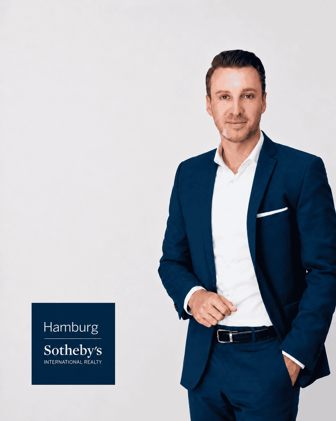 Geschäftsmann in Anzug vor Hamburg Sotheby's International Realty Logo.