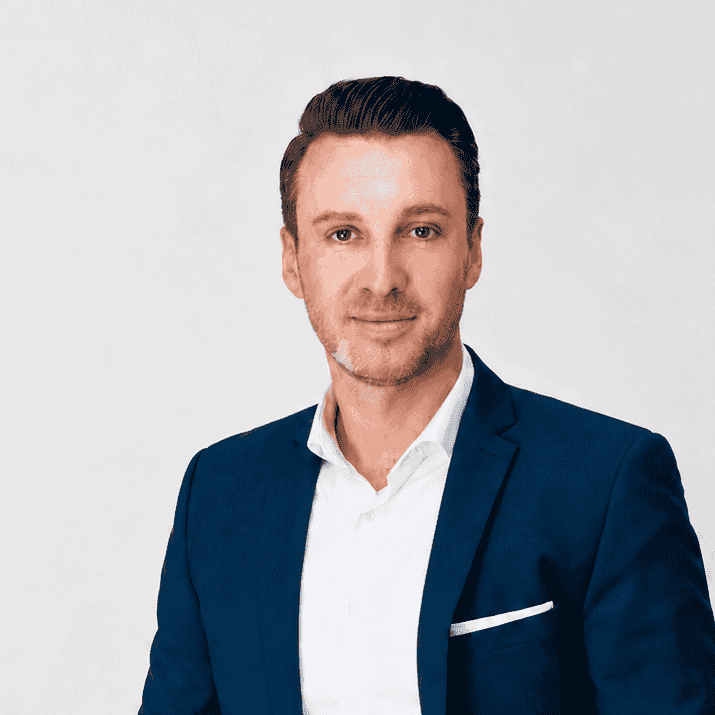 Selbstbewusster Immobilienmakler in Hamburg im Business-Anzug.