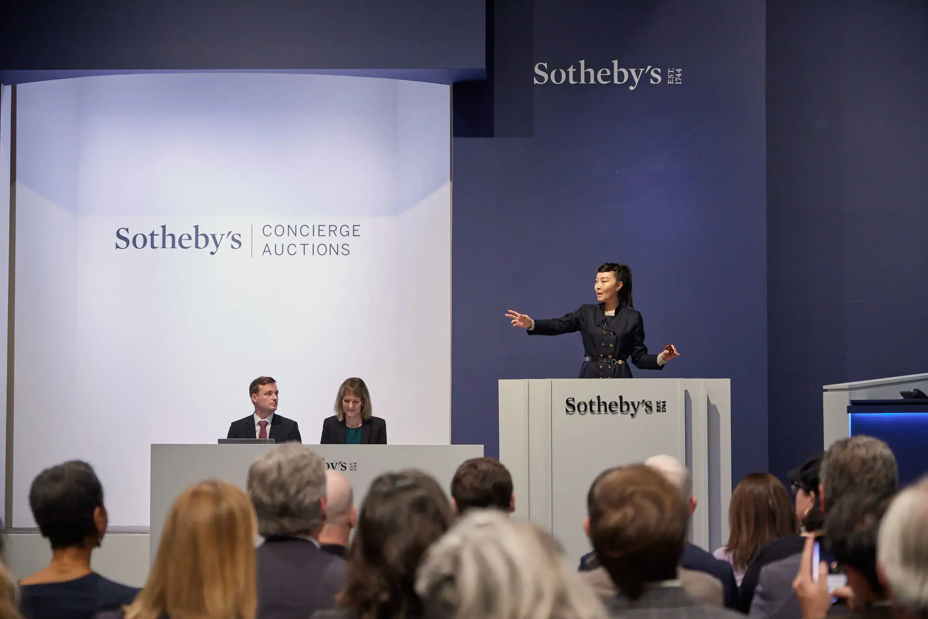Auktion bei Sotheby's mit moderner Präsentation in Hamburg, Deutschland.