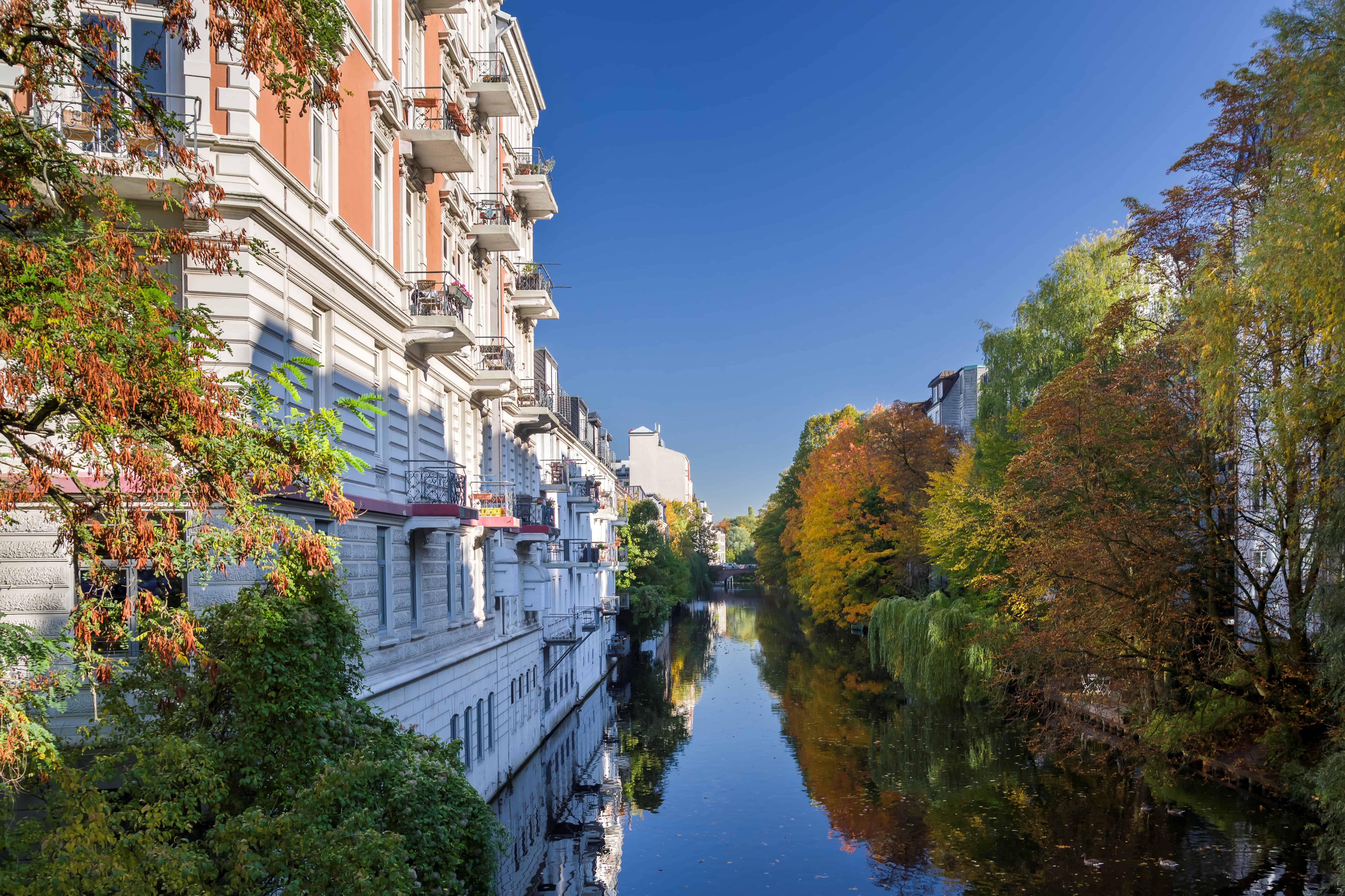 Hochwertige Immobilien in Hamburg an der Elbe mit Blick auf den Fluss und historische Gebäude.