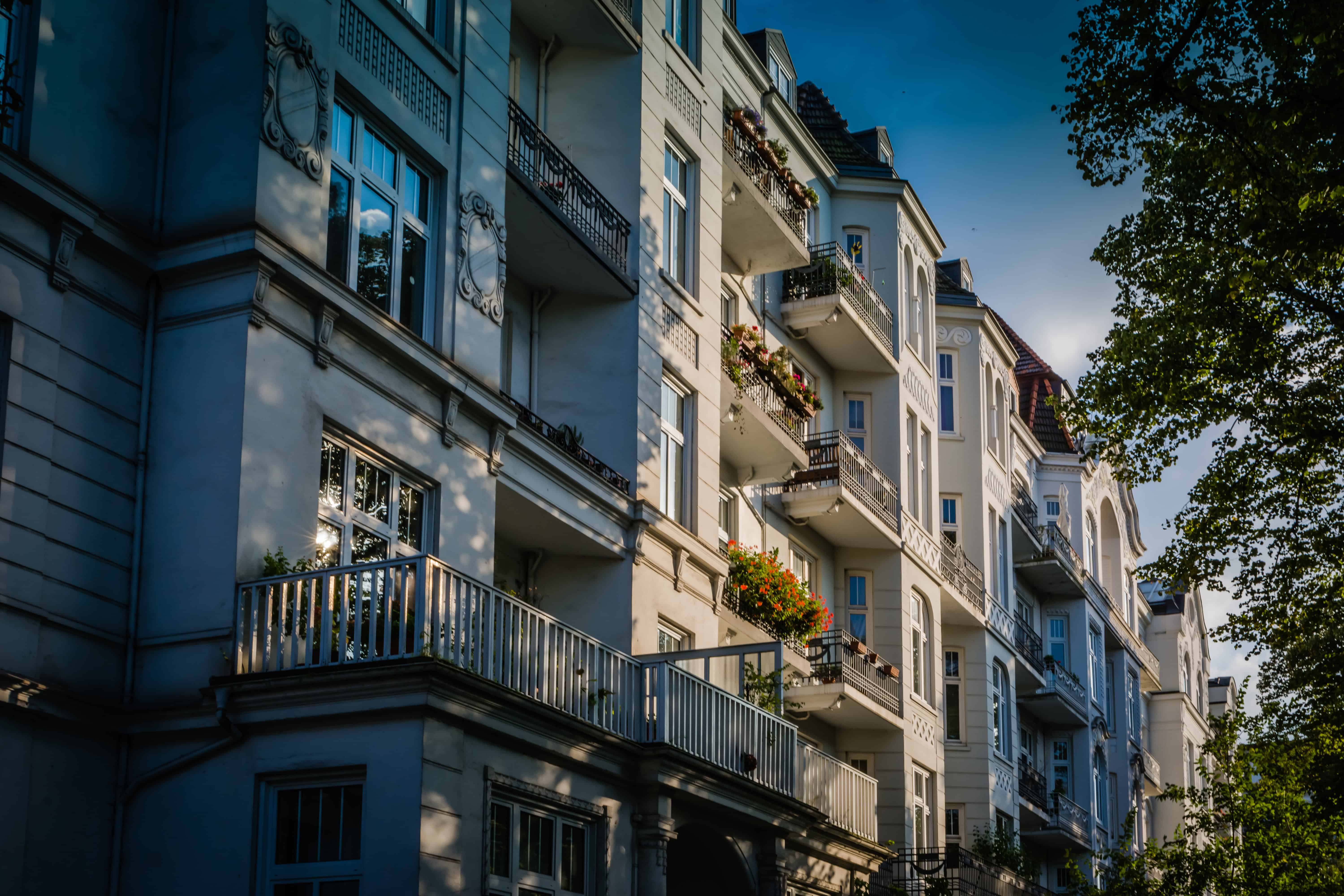 Hochwertiges Wohngebäude in Hamburg mit stilvollen Balkonen und eleganter Architektur.