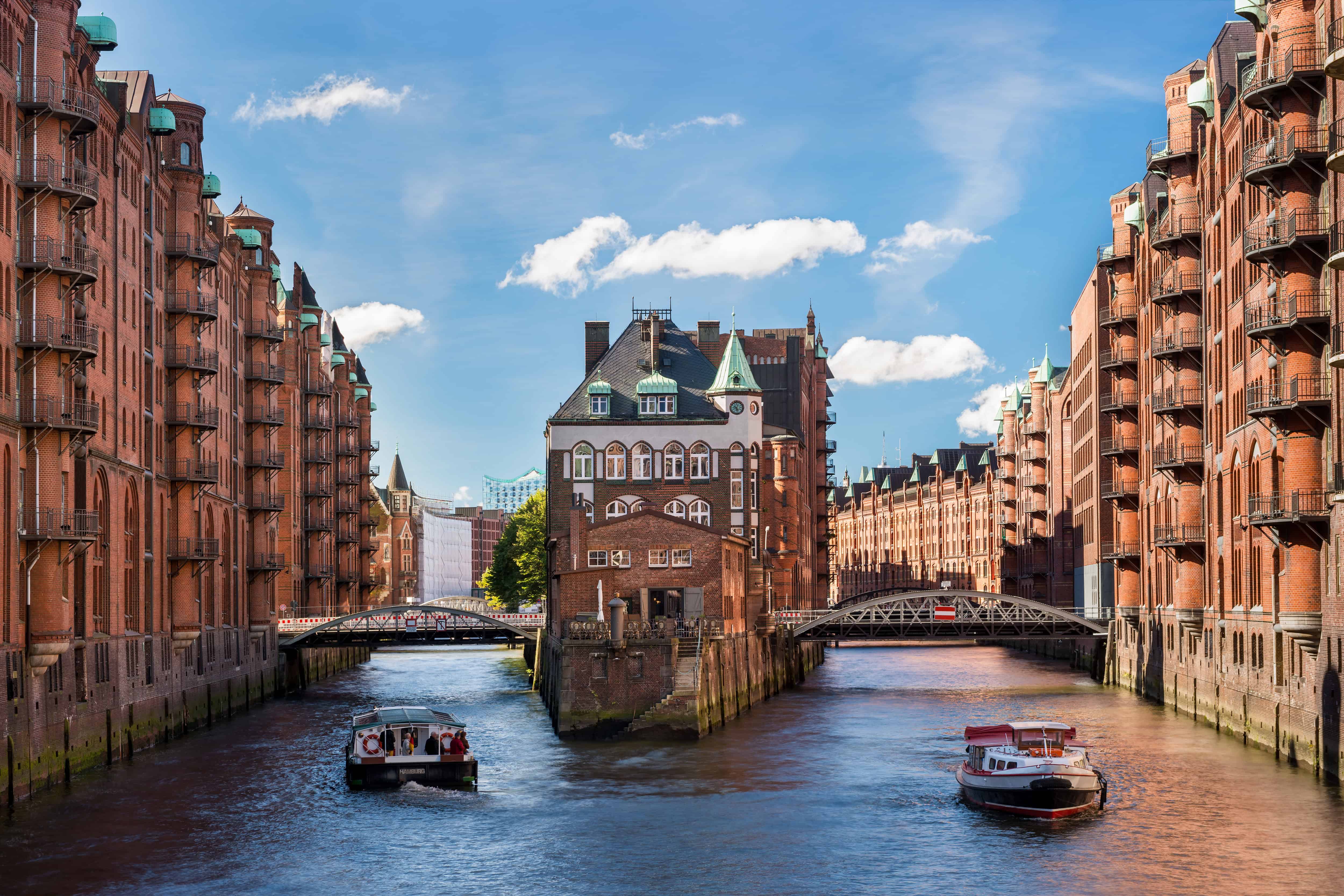 Historisches Gebäude zwischen Wasserstraßen in Hamburg, Deutschland.