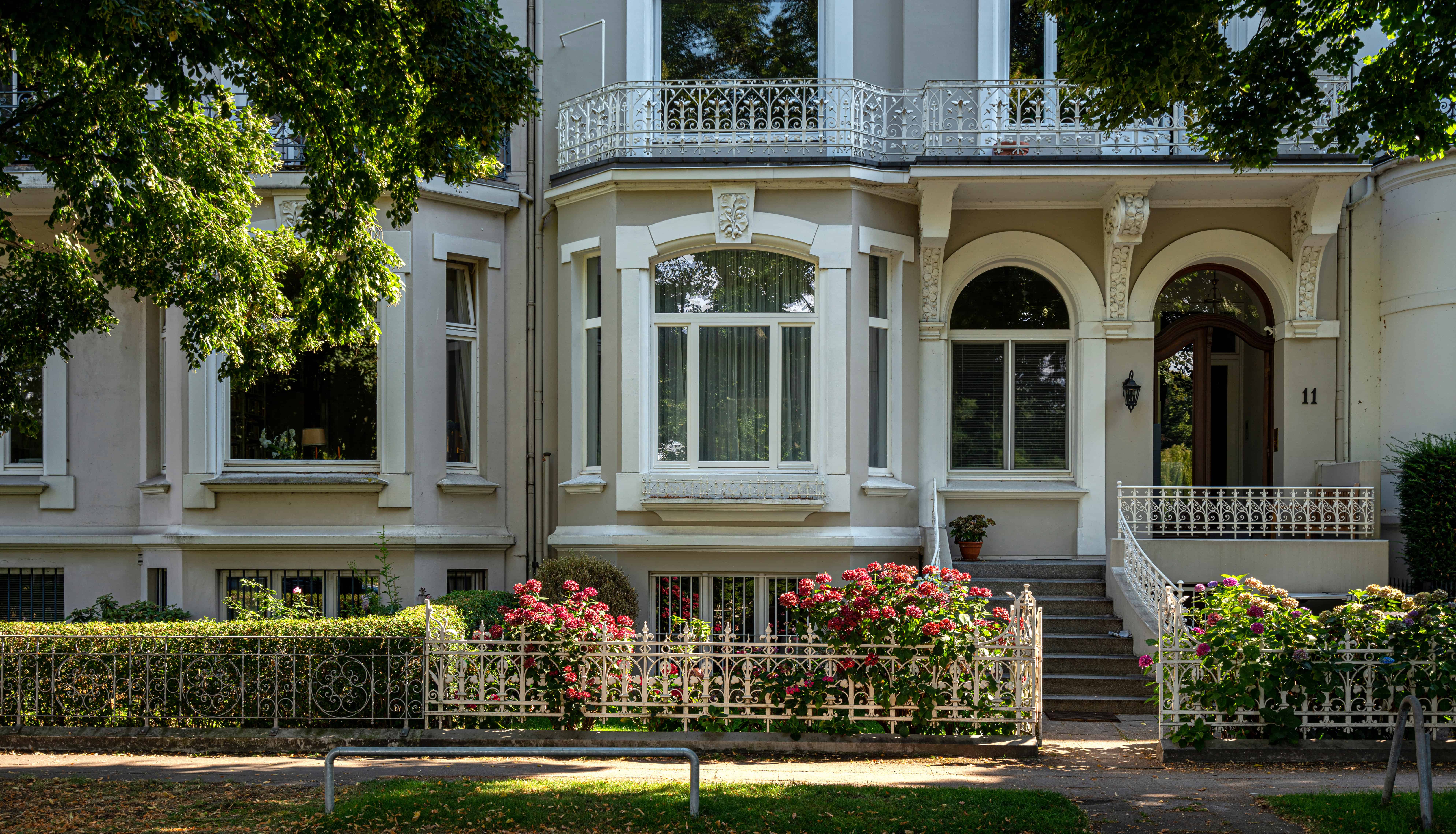 Elegantes Hamburger Stadthaus mit Garten und historischem Charme.