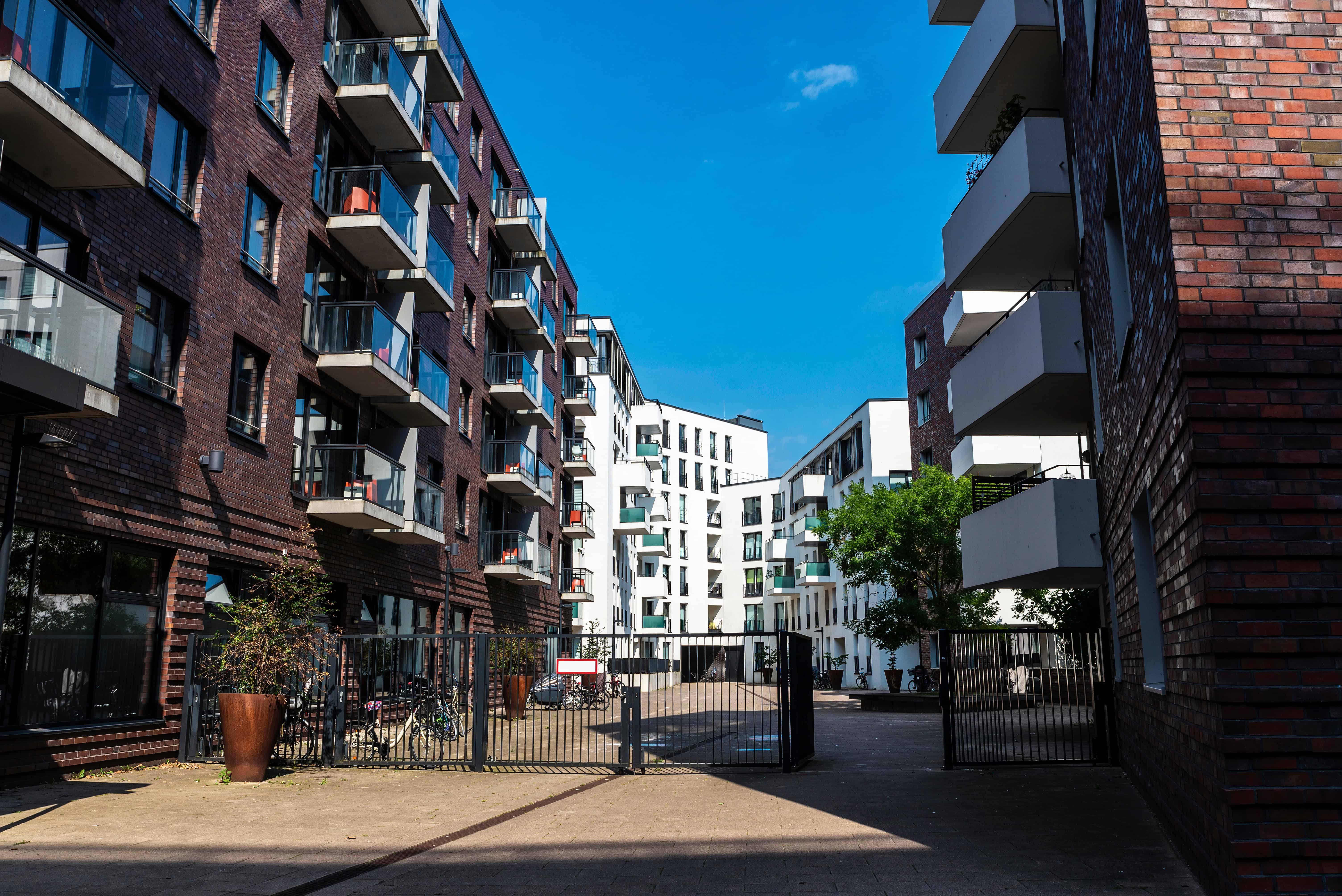 Hochwertige moderne Wohnanlage in Hamburg mit Balkonen und Gartenbereich.