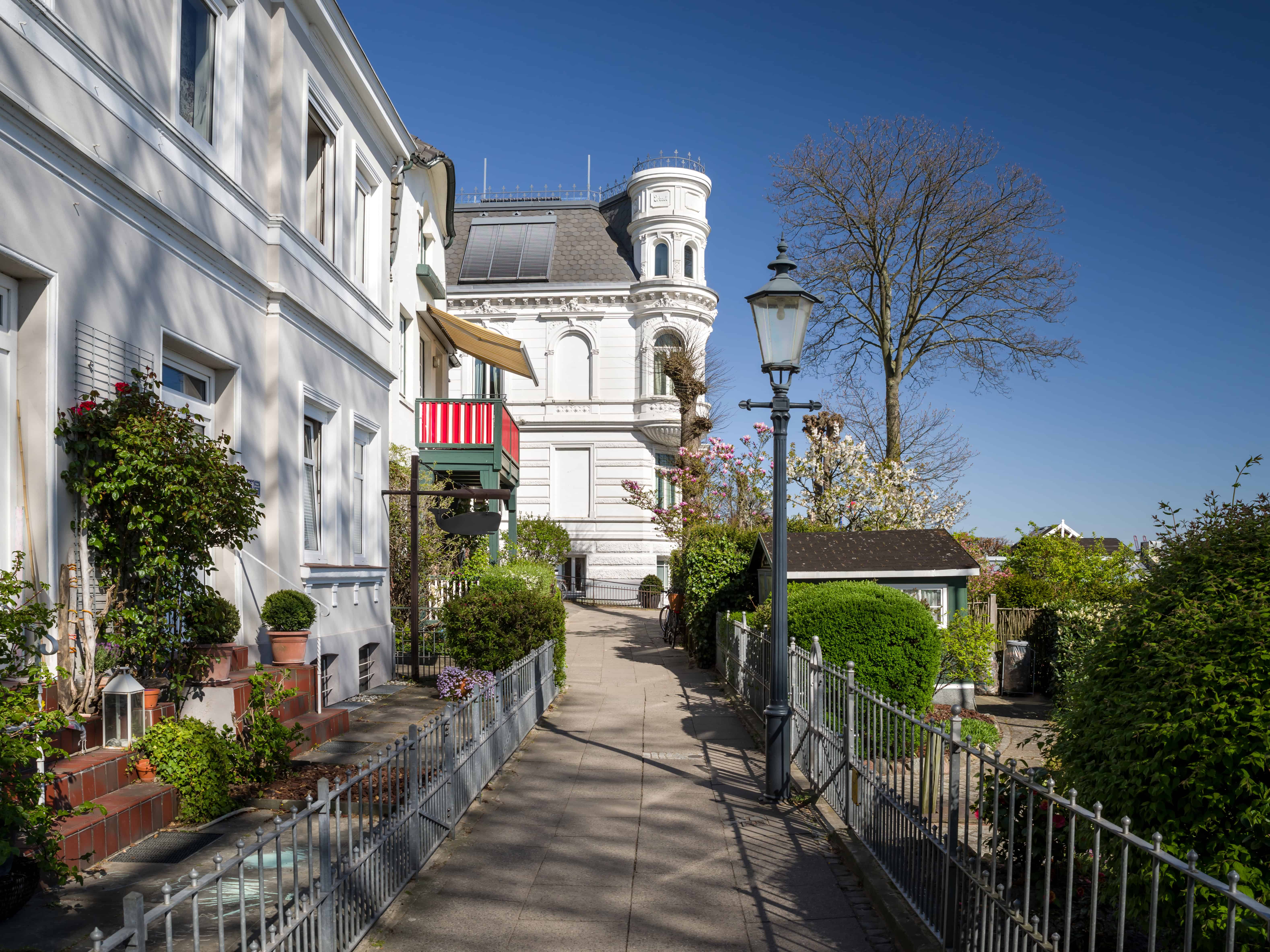 Häuser in Hamburg mit historischem Charme und gepflegten Gärten, ideal für luxuriöses Wohnen.
