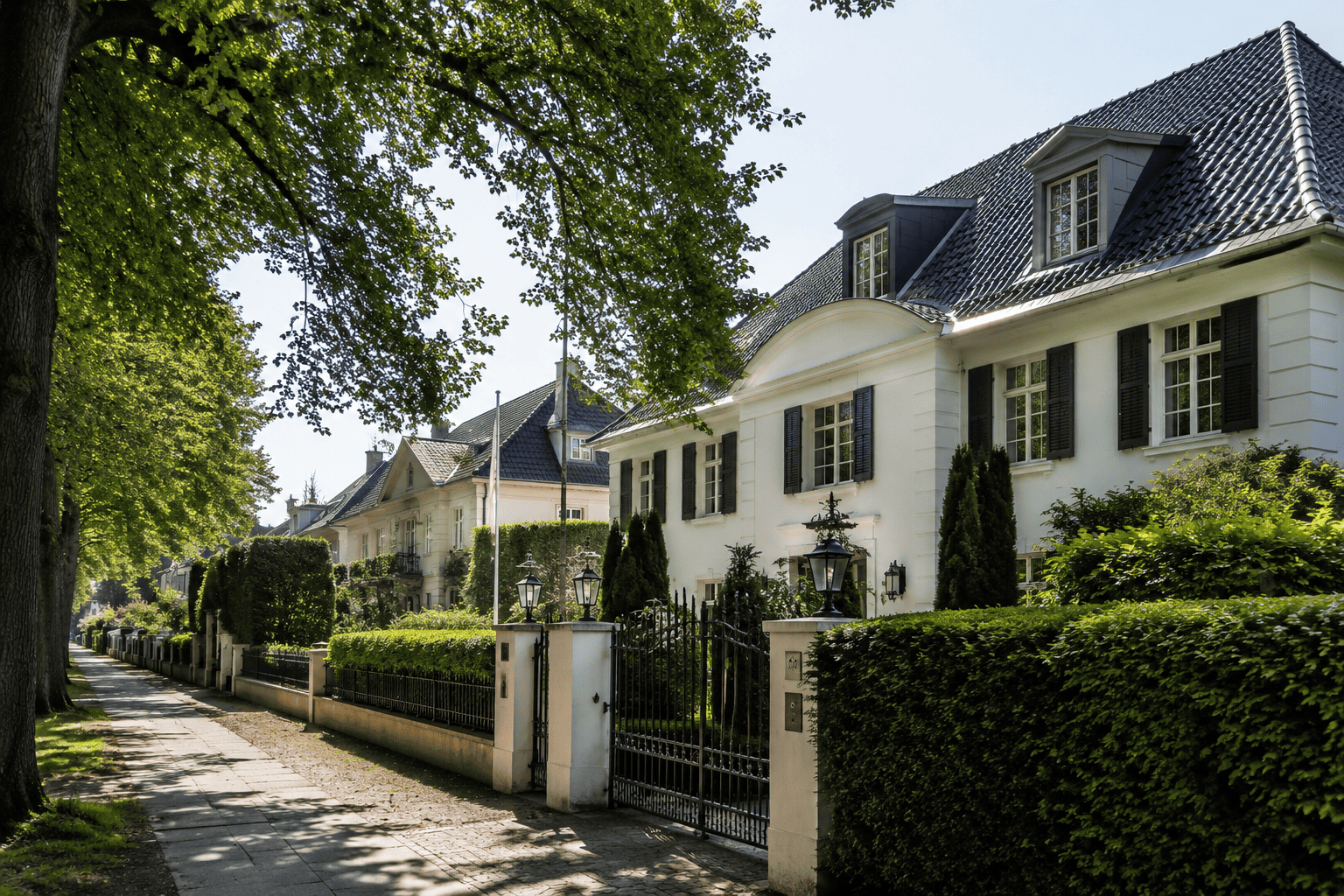 Elegantes Hamburger Stadthaus mit gepflegtem Garten und historischem Charme.