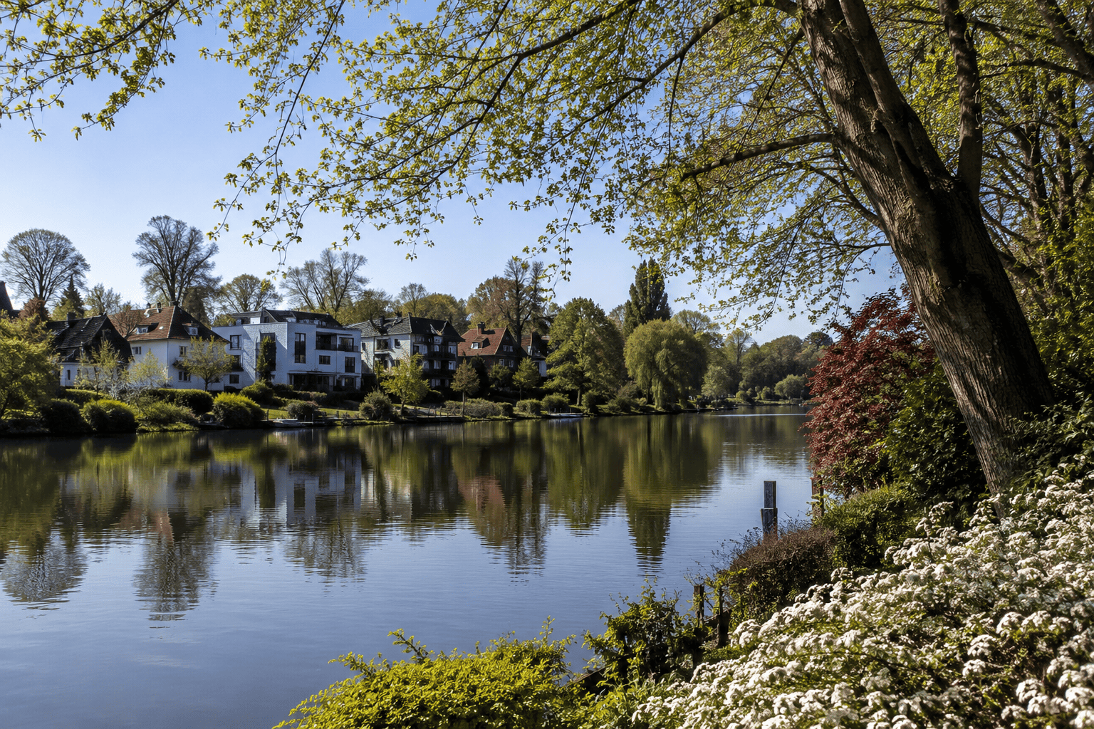 Hochwertige Immobilien in Hamburg am Wasser mit grünen Gärten und moderner Architektur.