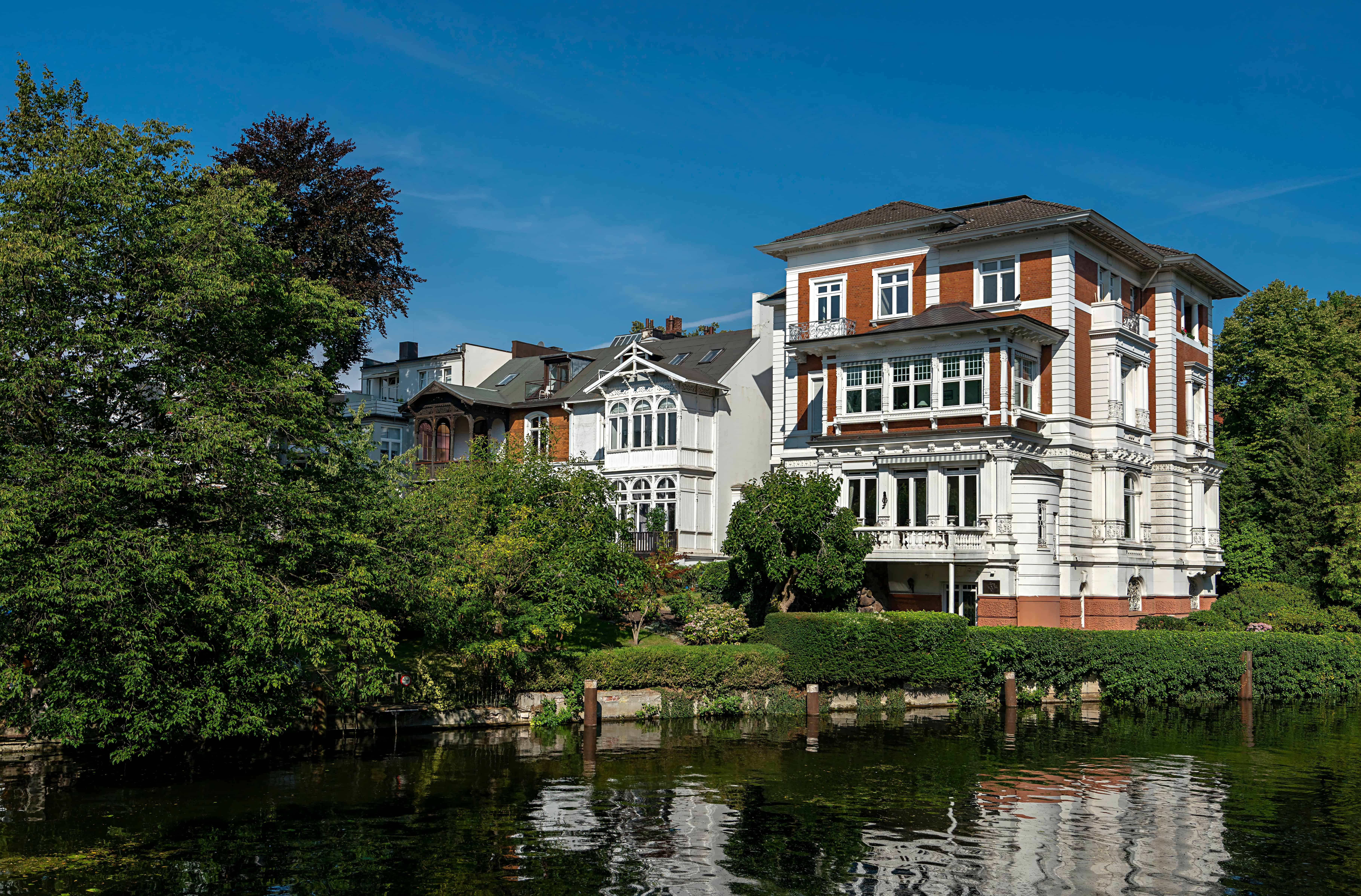 Elegantes historisches Haus am Wasser in Hamburg, luxuriöse Immobilien an der Elbe.