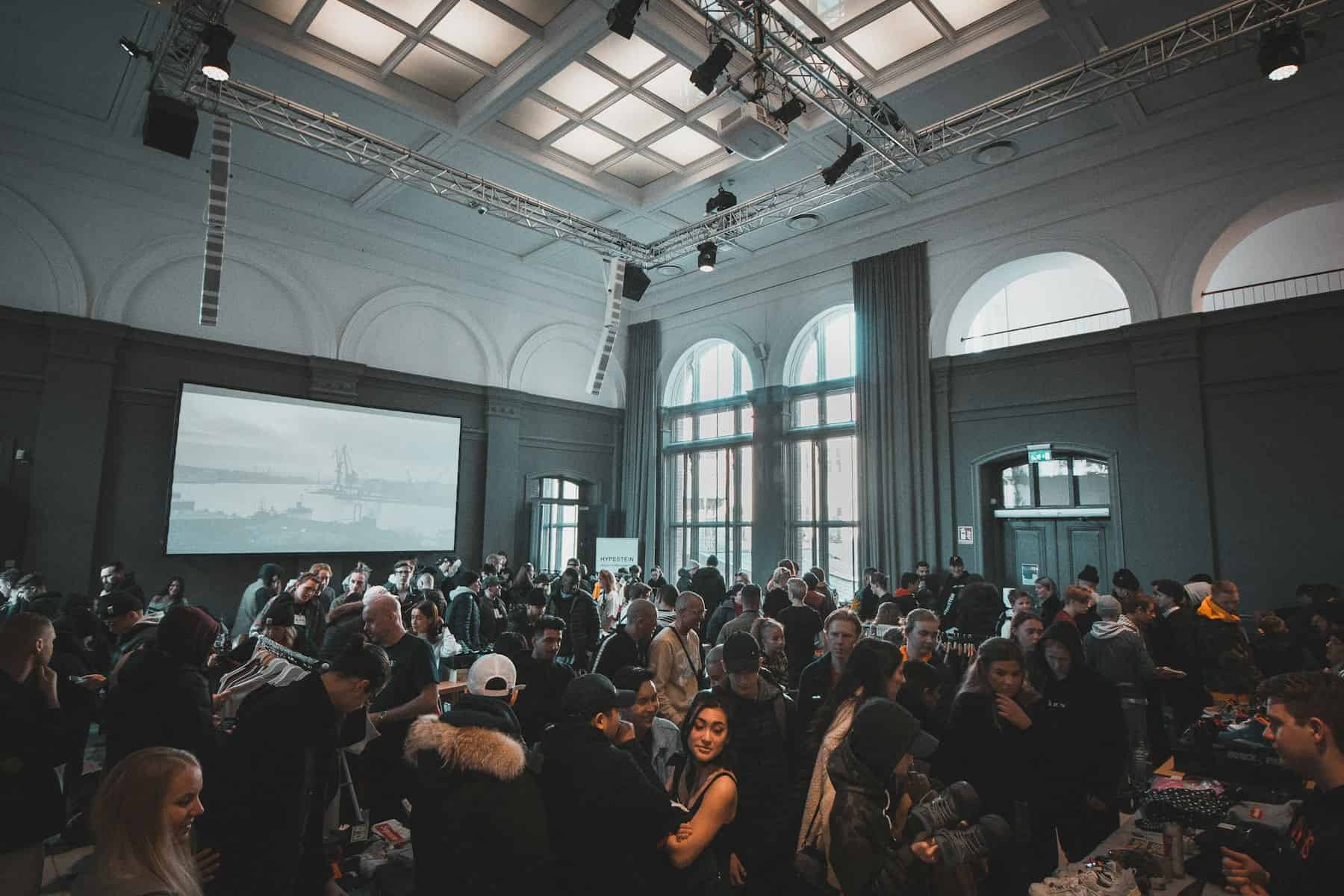 Veranstaltung in Hamburg mit vielen Besuchern und Präsentationen im eleganten Saal.