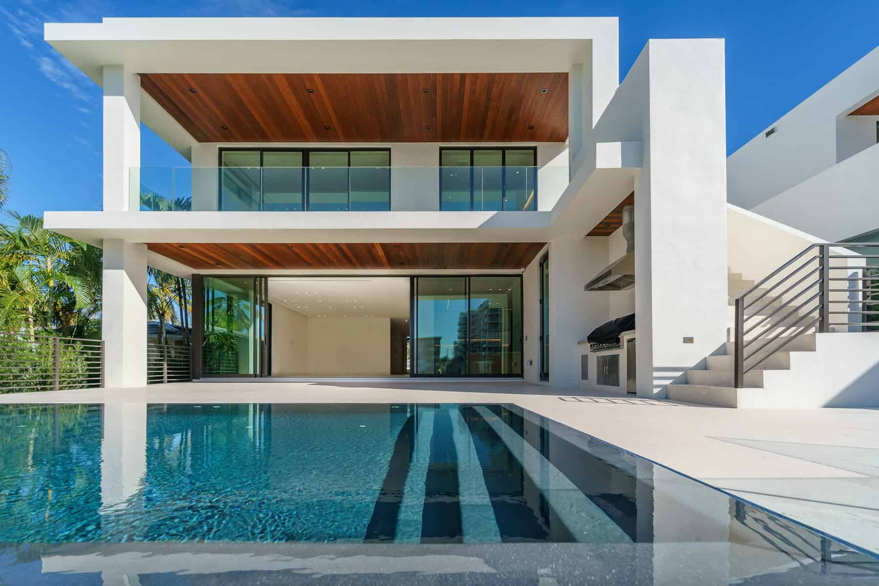 Luxuriöse moderne Villa mit Pool und Terrasse in Hamburg, ideal für exklusives Wohnen.