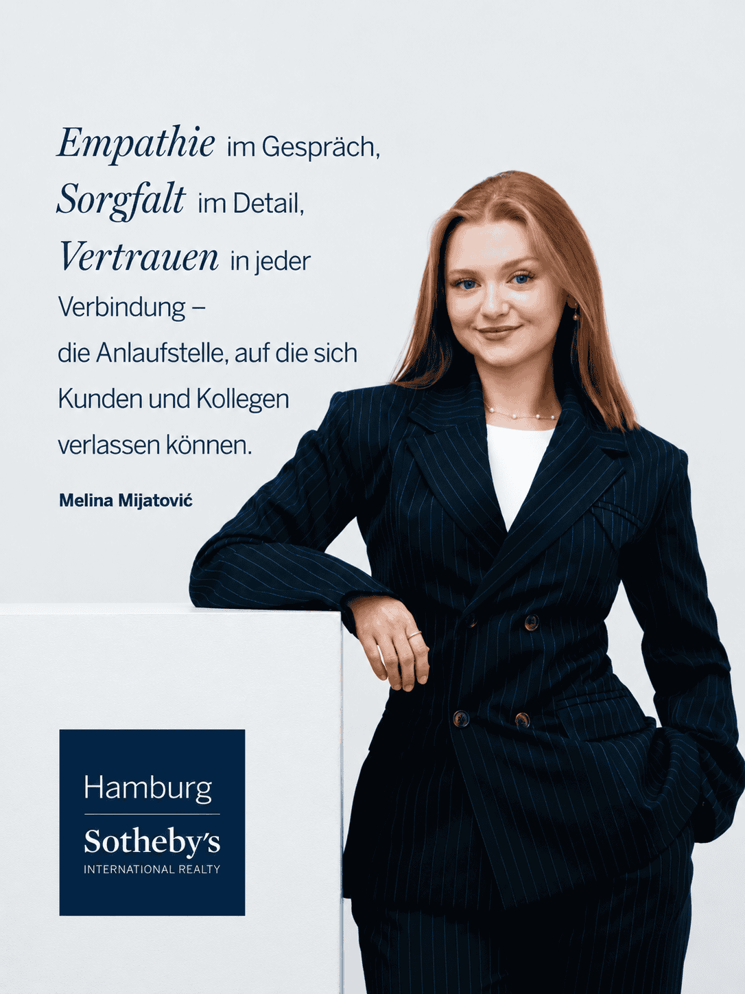 Professionelle Frau im Anzug bei Hamburg Sotheby's International Realty.
