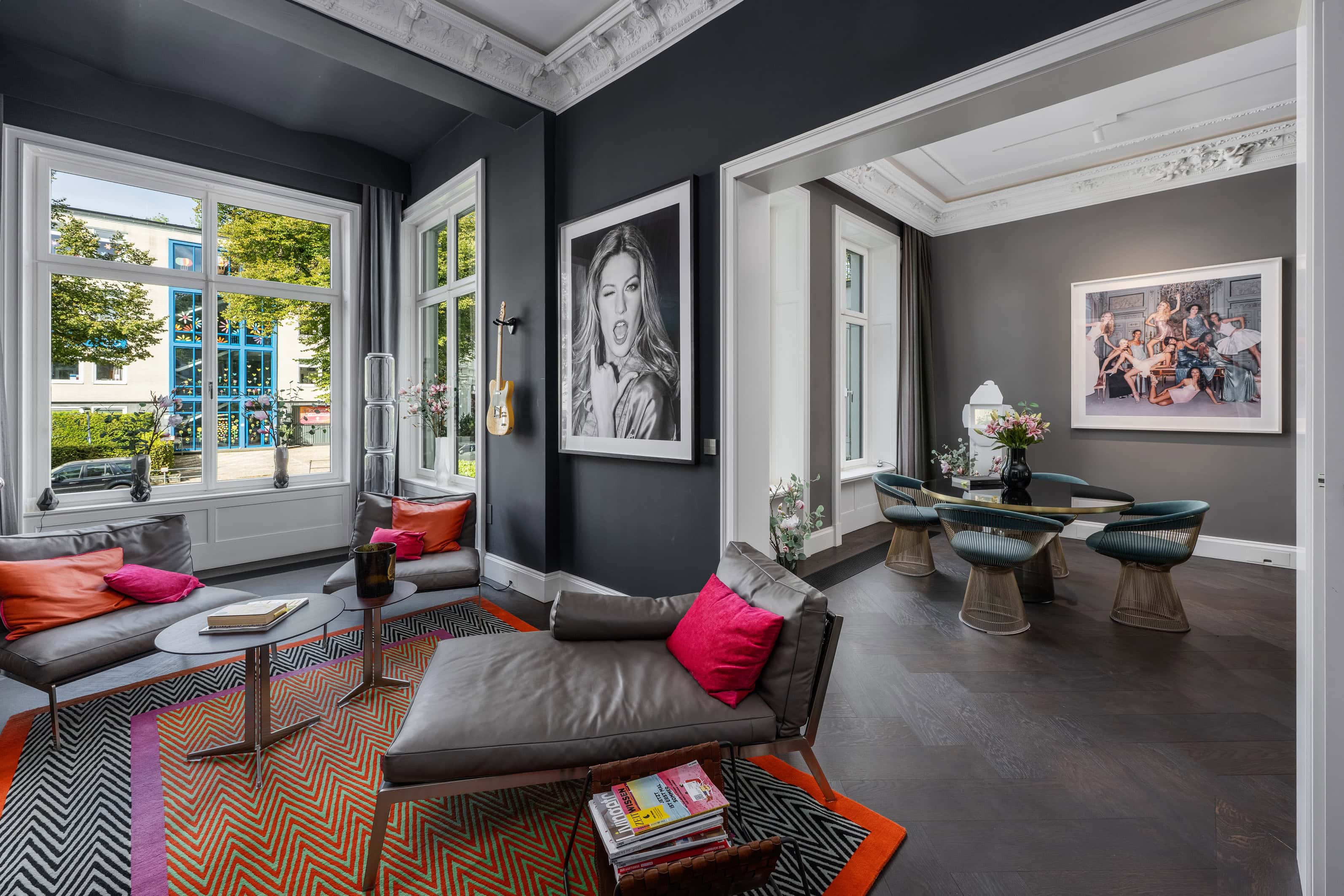 Modernes Wohnzimmer mit Kunstwerken und großen Fenstern in Harvestehude.