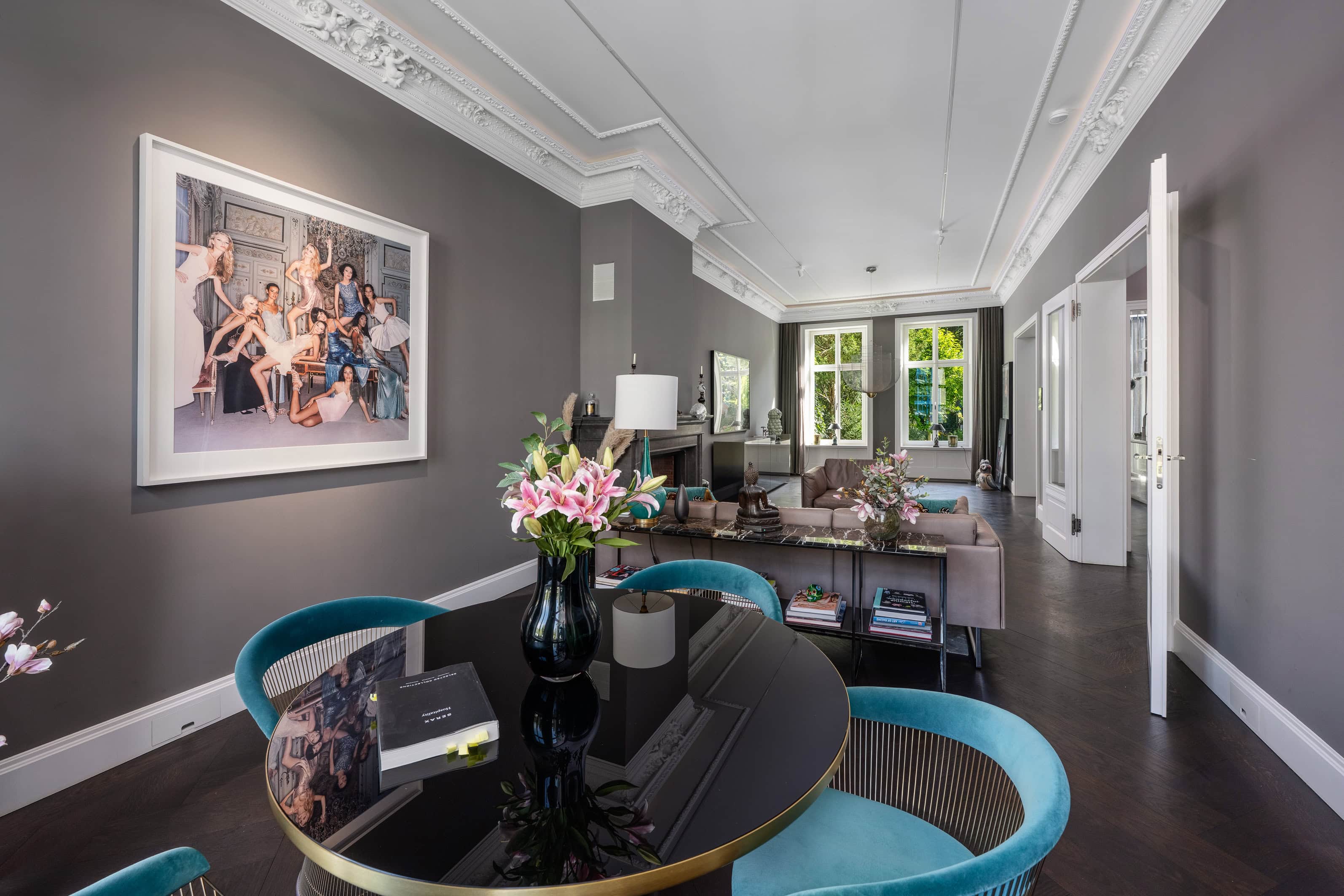 Elegantes Wohnzimmer mit moderner Einrichtung und großen Fenstern in Harvestehude.