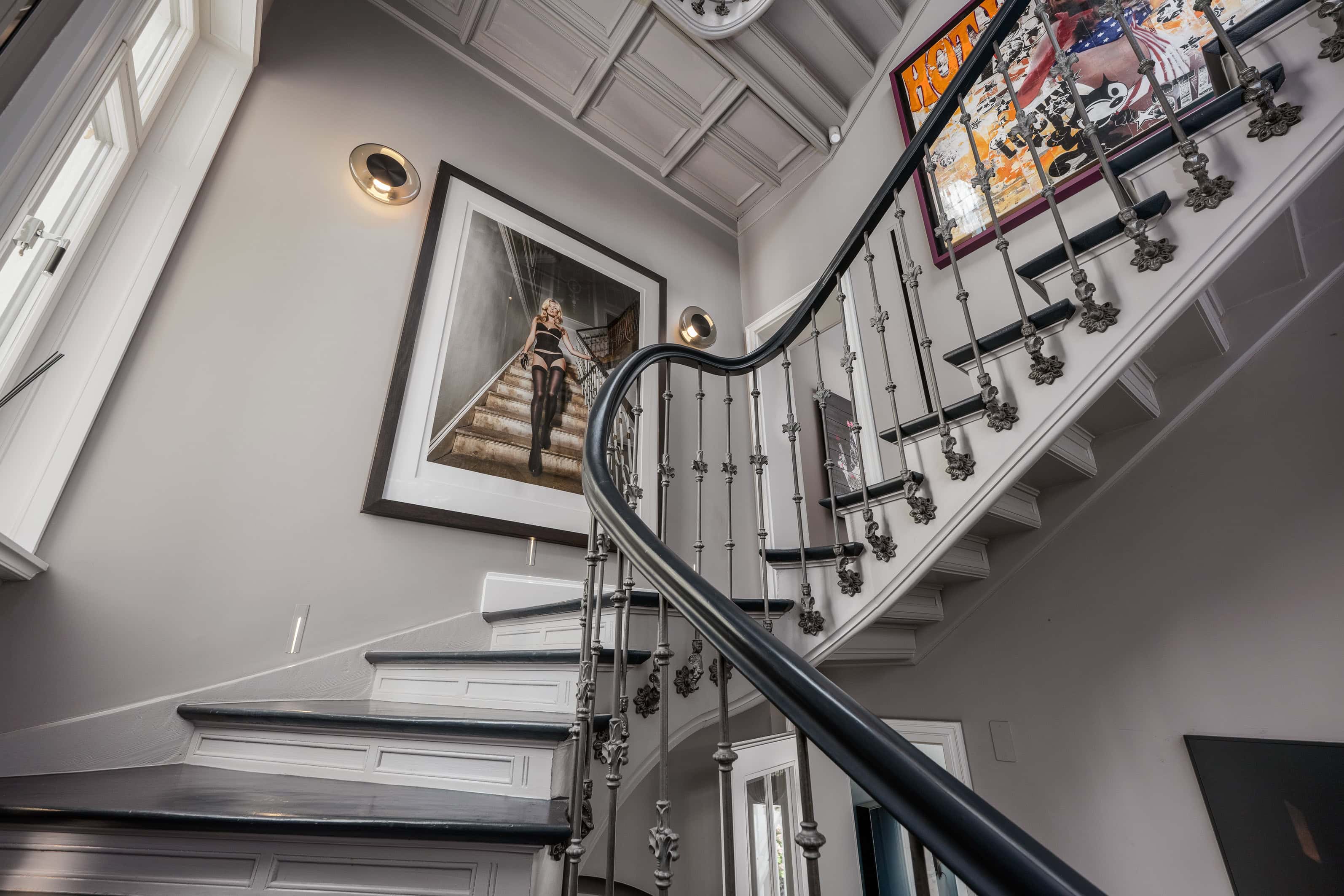 Innenansicht mit eleganter Treppe und moderner Kunst im Harvestehude.