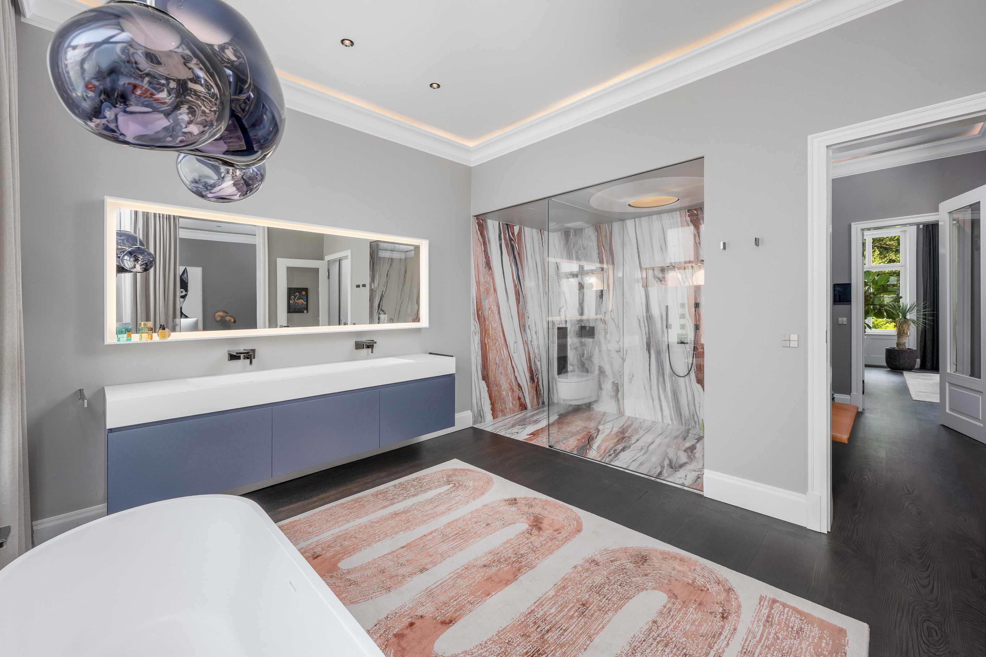 Elegantes Badezimmer mit moderner Ausstattung und stilvollem Design in Harvestehude.