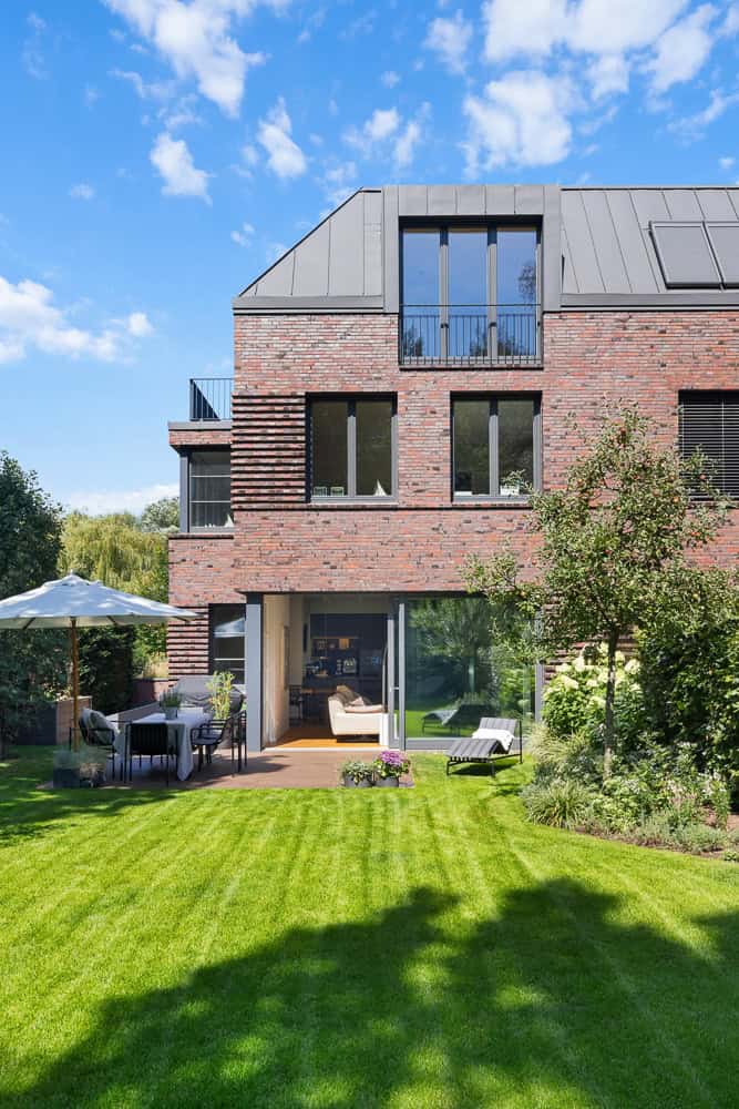 Modernes Haus mit Garten in Blankenese, Hamburg, mit viel Tageslicht und stilvollem Design.
