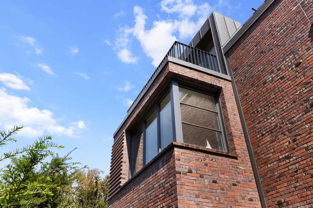 Zeitgenössisches Haus in Blankenese mit großen Fenstern und Balkon.