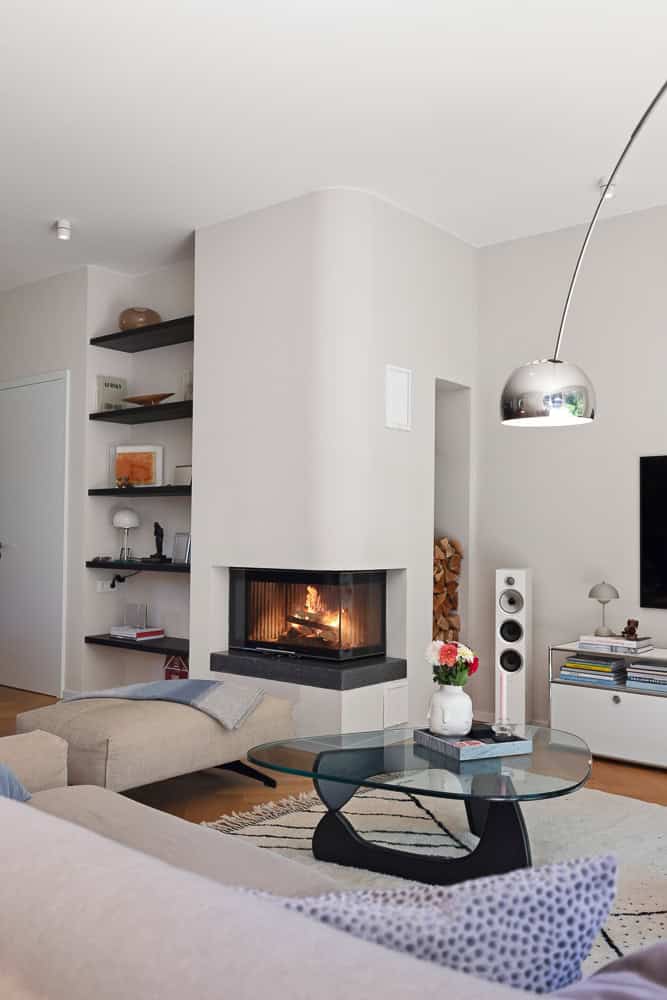 Gemütliches Wohnzimmer mit Kamin, moderner Einrichtung und stilvollem Dekor in Blankenese.