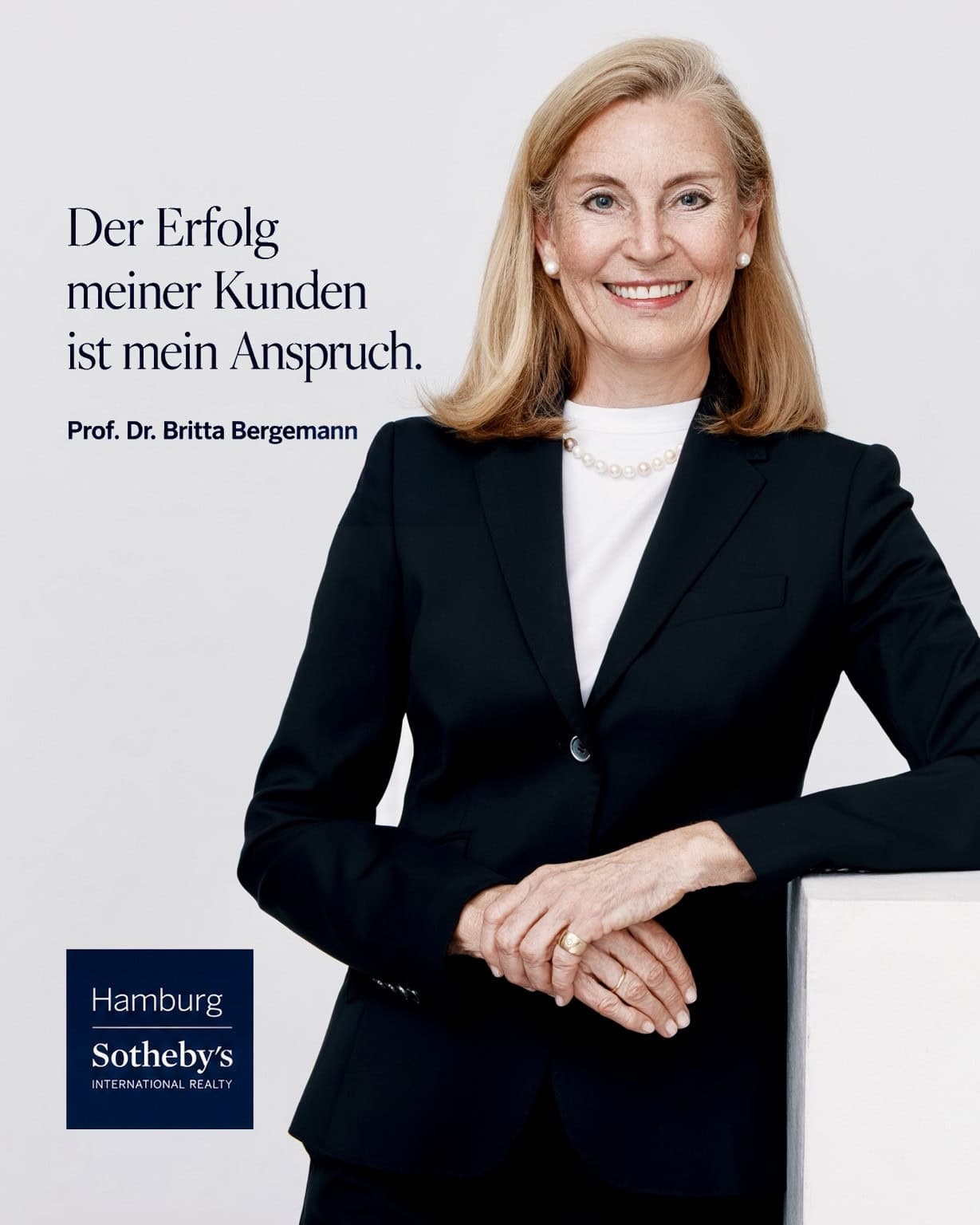 Professionelle Frau in Businesskleidung vor weißem Hintergrund.