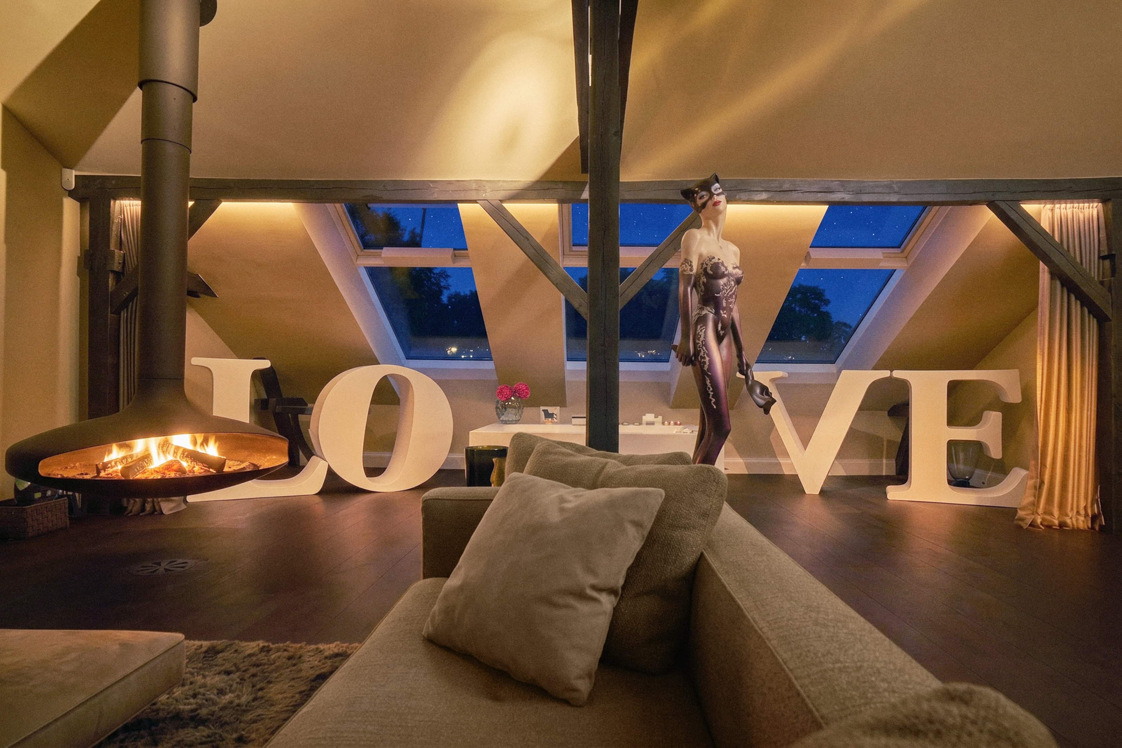 Gemütliches Wohnzimmer mit Blick auf den Dachboden und große LOVE-Deko.