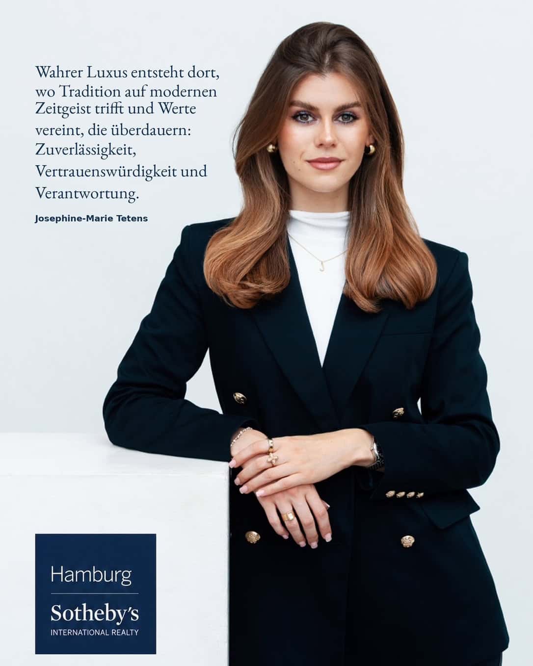 Professionelle Frau in Businesskleidung bei Hamburg Sotheby's International Realty.