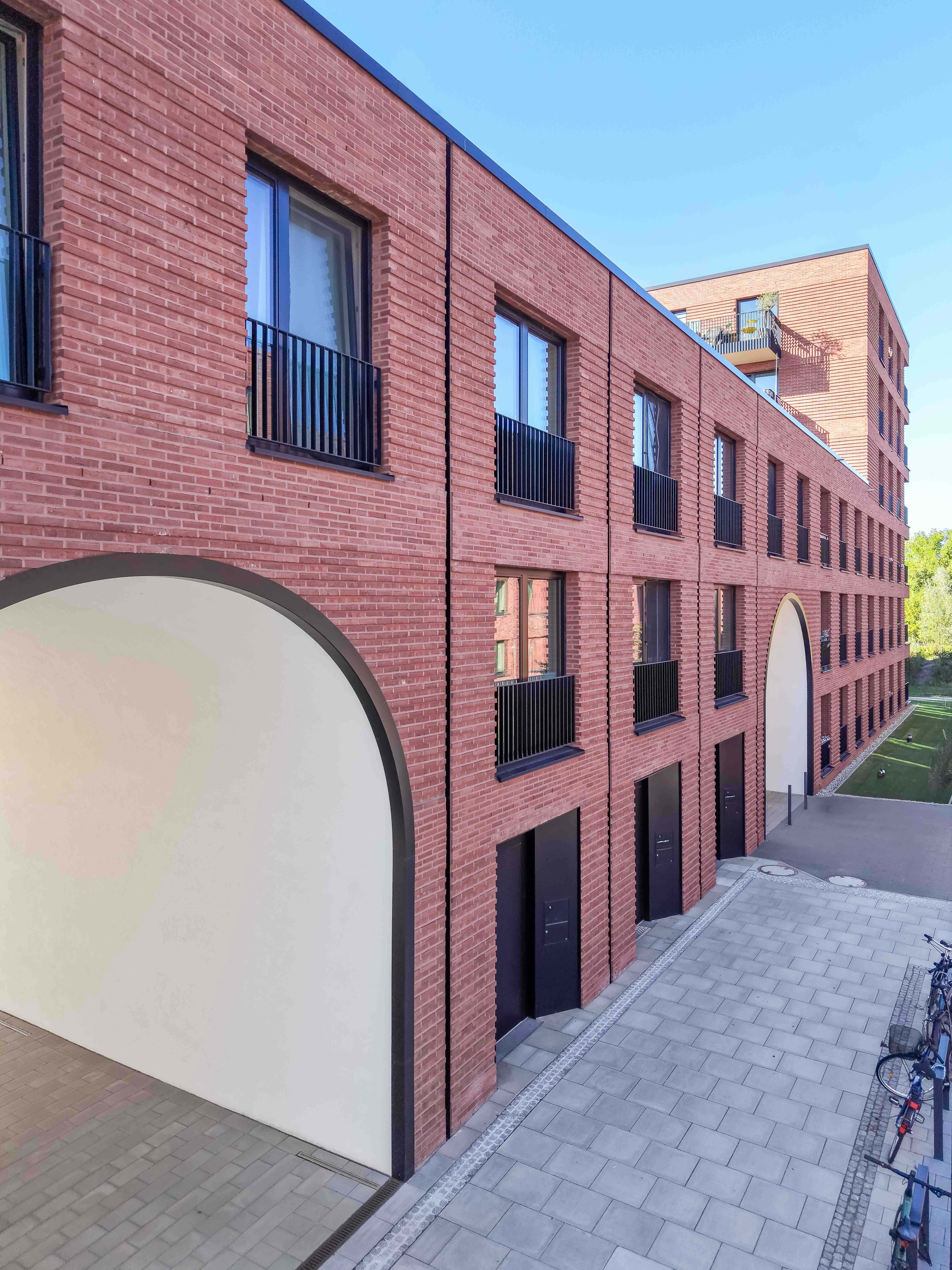 Moderne Stadtwohnungen mit roten Ziegeln und Balkonen in Hamburg.