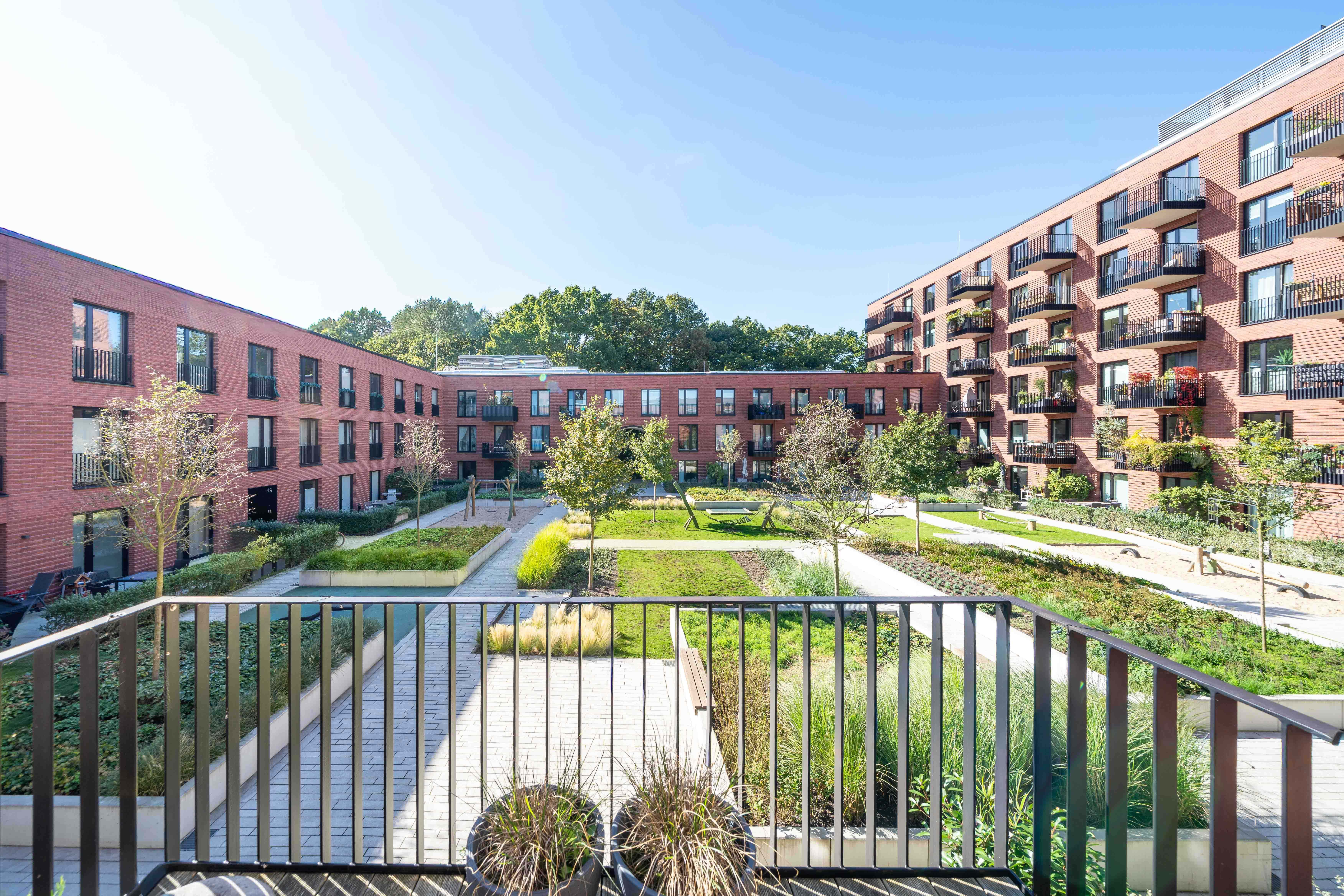 Moderne Wohnanlage mit Garten und Balkon in Hamburg.