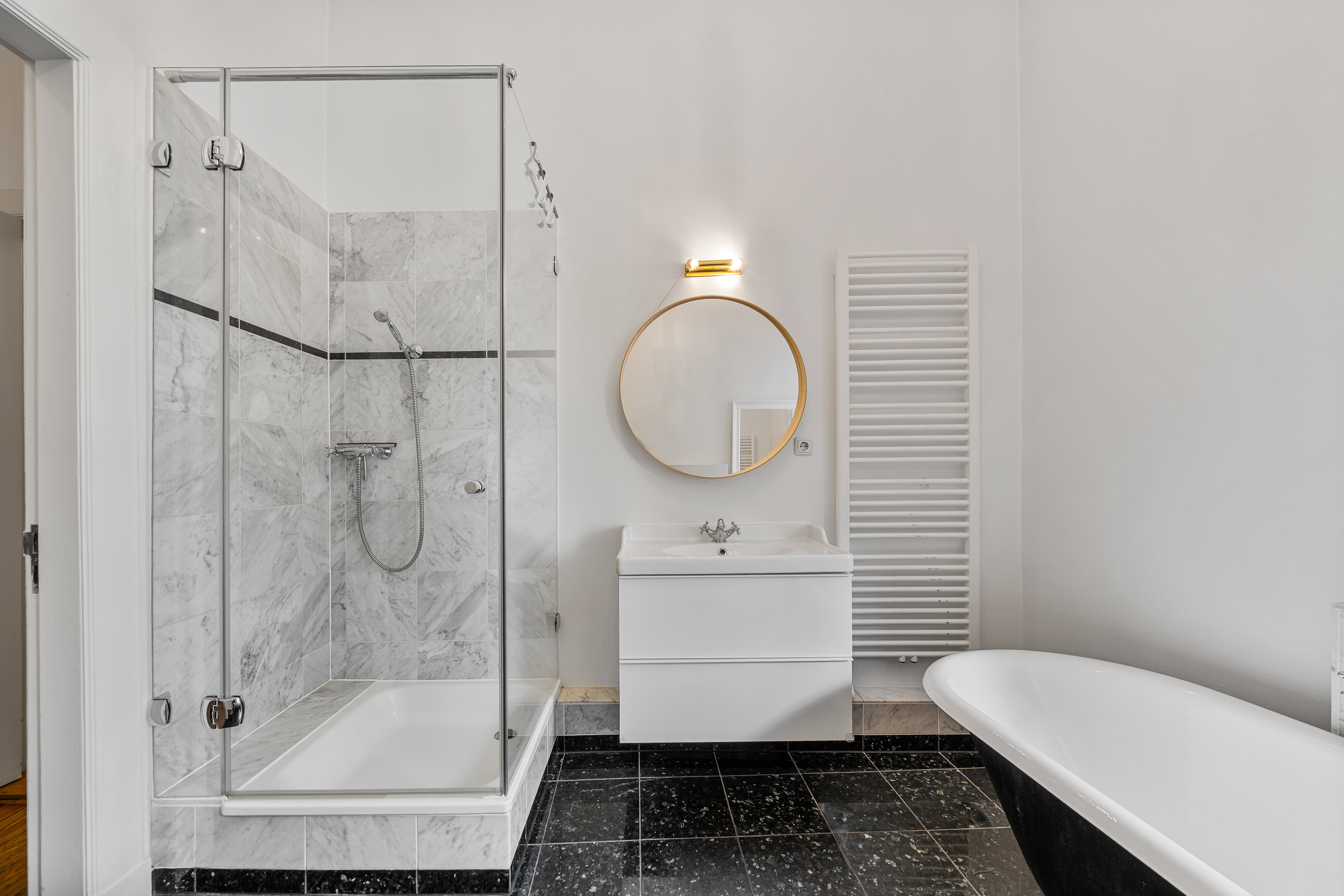 Helles Badezimmer mit Dusche, Badewanne und moderner Einrichtung.