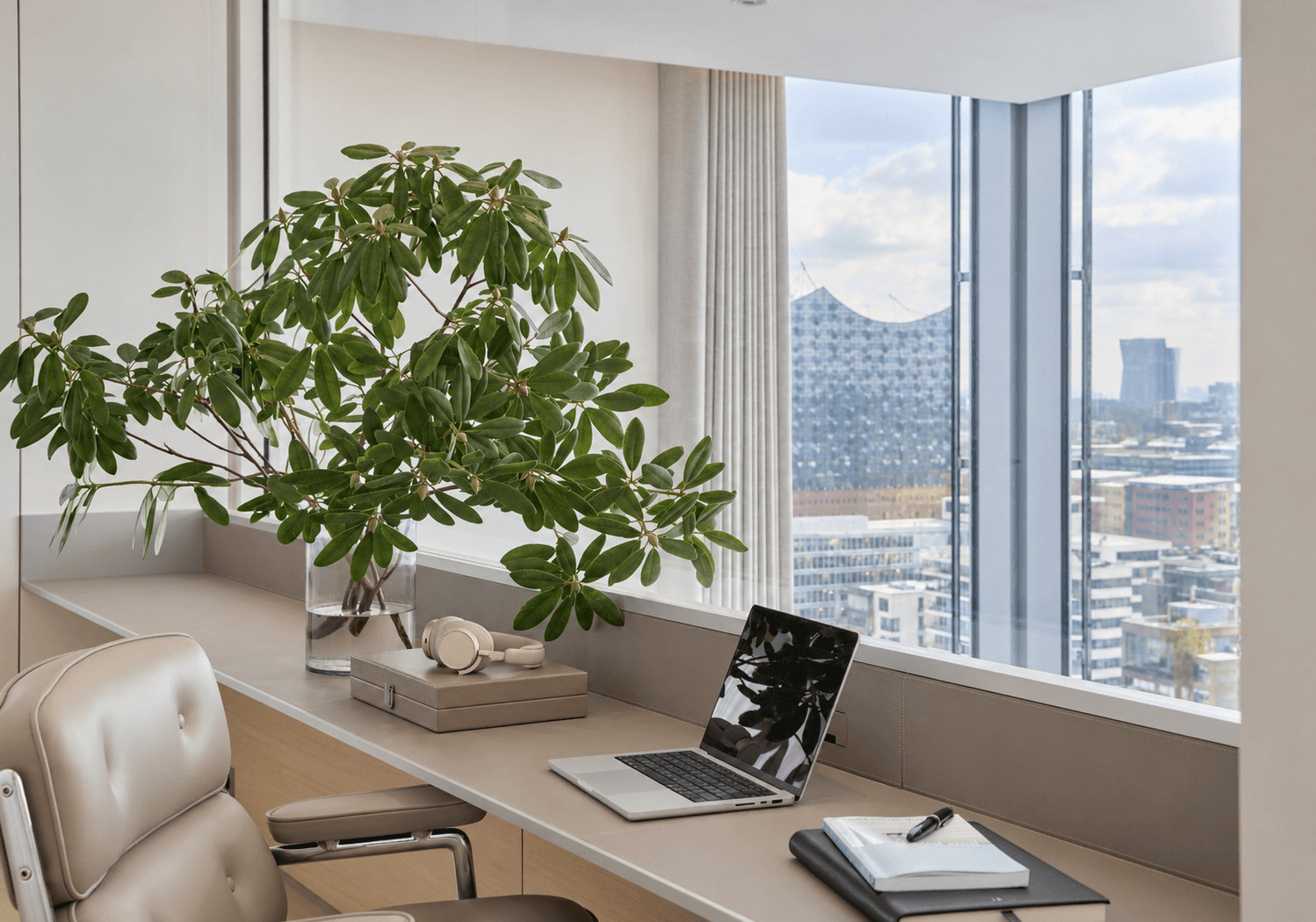 Owners Study mit Hafenblick