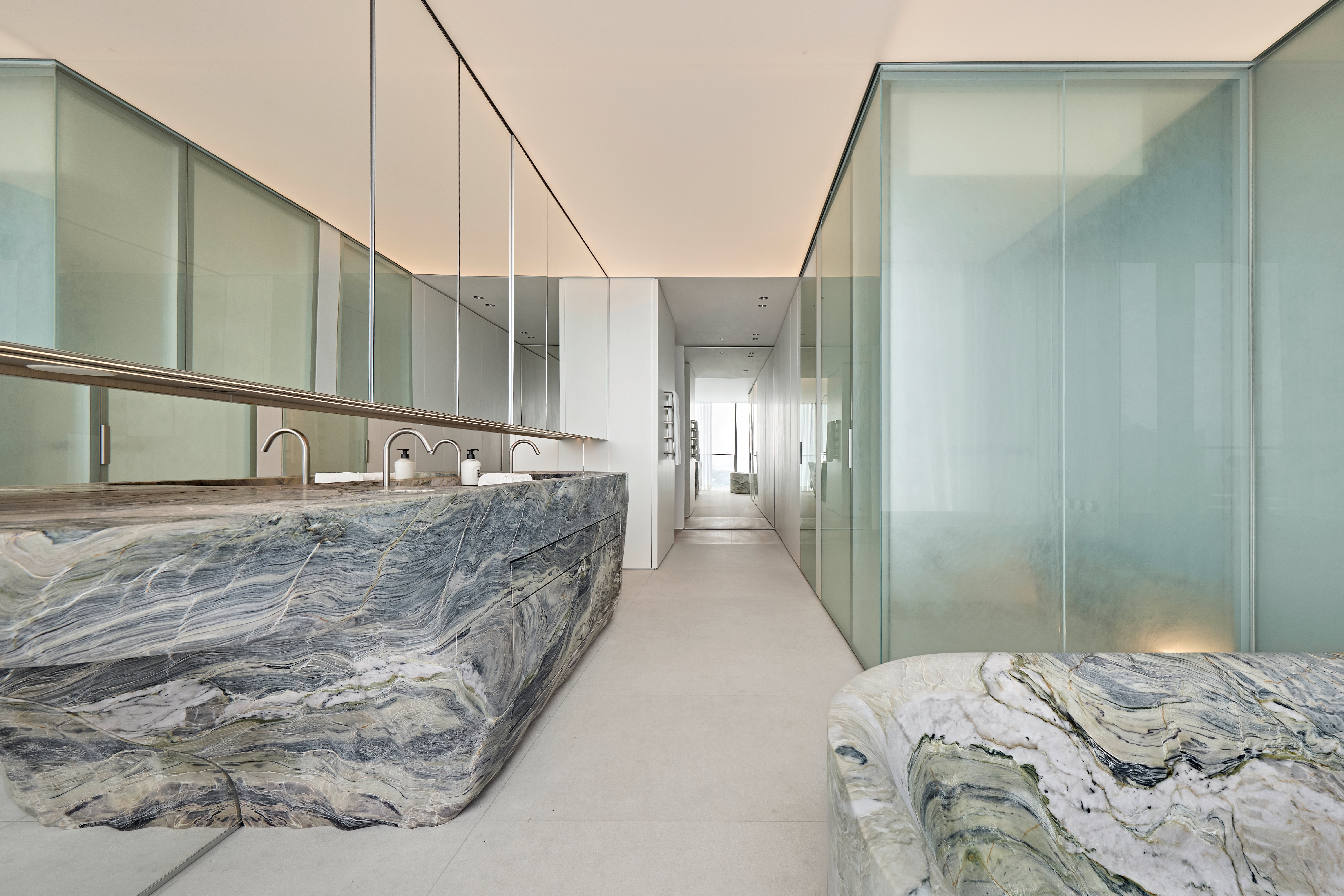 Master Bathroom mit Badewanne