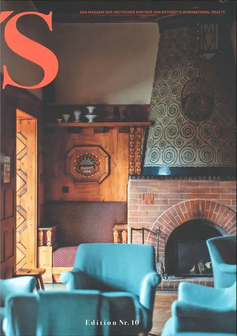 Historisches Wohnzimmer mit Kamin, antiken Möbeln und gemütlicher Atmosphäre.